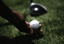 ręka z piłką golfową
