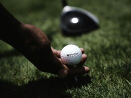 ręka z piłką golfową