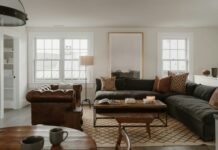 Jasne, niewielkie wnętrza i efekt większej przestrzeni dzięki listwom przypodłogowym