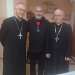 Na zdjęciu: AUTOR OPOWIEŚCI (w centrum) W TOWARZYSTWIE BISKUPÓW Z KAZACHSTANU ABP TOMASZ PETA(wyższy), BP ALOJZY SCHNEIDER (niższy)