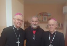 Na zdjęciu: AUTOR OPOWIEŚCI (w centrum) W TOWARZYSTWIE BISKUPÓW Z KAZACHSTANU ABP TOMASZ PETA(wyższy), BP ALOJZY SCHNEIDER (niższy)