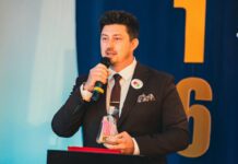 Dekada szkoły „Odzyskać Radość” w Kraszewie-Czubakach Starosta płoński Artur Adamski przemawia z mikrofonem podczas jubileuszu 10-lecia szkoły