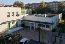 Drugi miejski żłobek oficjalnie otwarty Nowy parterowy budynek Miejskiego Żłobka nr 2 z balonami przy wejściu, w tle bloki osiedla