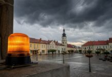 Gęsta mgła nadciąga na noc Grafika ilustracyjna — ostrzeżenia i bezpieczeństwo