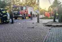 Motocykl zderzył się z osobówką w Nowych Grochalach Strażacy przy rozbitym samochodzie osobowym, w tle wóz strażacki na drodze w Nowych Grochalach
