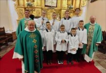 Nowi ministranci i lektorzy przy ołtarzu w Czerwińsku Nowi ministranci i lektorzy z księżmi salezjanami przed ołtarzem w Czerwińsku