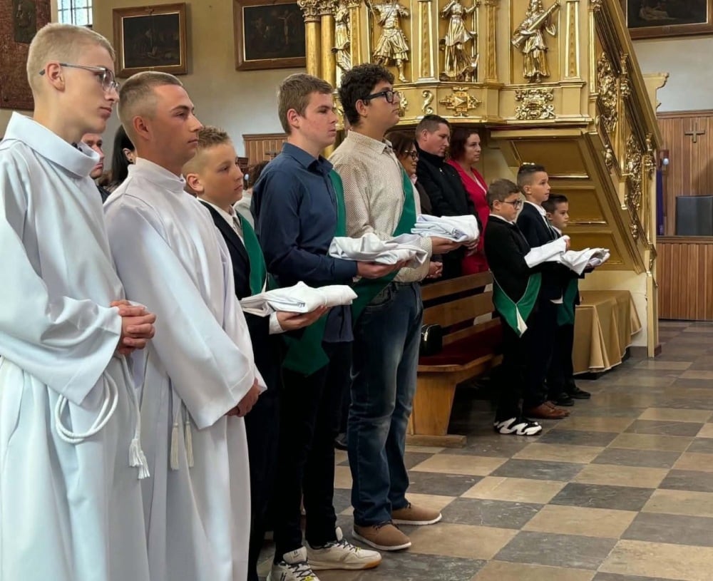Nowi ministranci i lektorzy przy ołtarzu w Czerwińsku