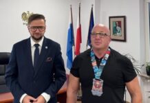 Prawie 700 kilogramów i srebro w Katowicach Marcin Domański z medalem zawodów w trójboju siłowym