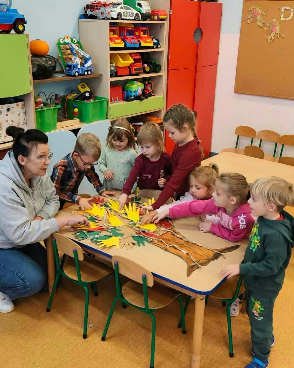 Przedszkolaki poznawały drzewa, szkoła ma certyfikat