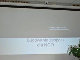 Ekran z napisem „Budowanie zespołu dla NGO” i nazwiskiem trenerki Edyty Kozery
