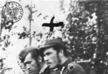 Tablica dla „Roja” stanie w Nasielsku Mieczysław Dziemieszkiewicz „Rój” z żołnierzami, 1948