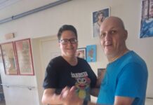 Taniec i śpiew na koniec tygodnia w WTZ Uczestnicy Warsztatu Terapii Zajęciowej tańczą w sali warsztatu