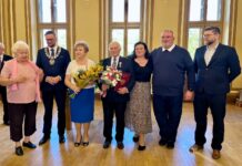 Złote Gody sześciu nowodworskich par Pary jubilatów z medalami i kwiatami podczas uroczystości Złotych Godów w Nowym Dworze Mazowieckim