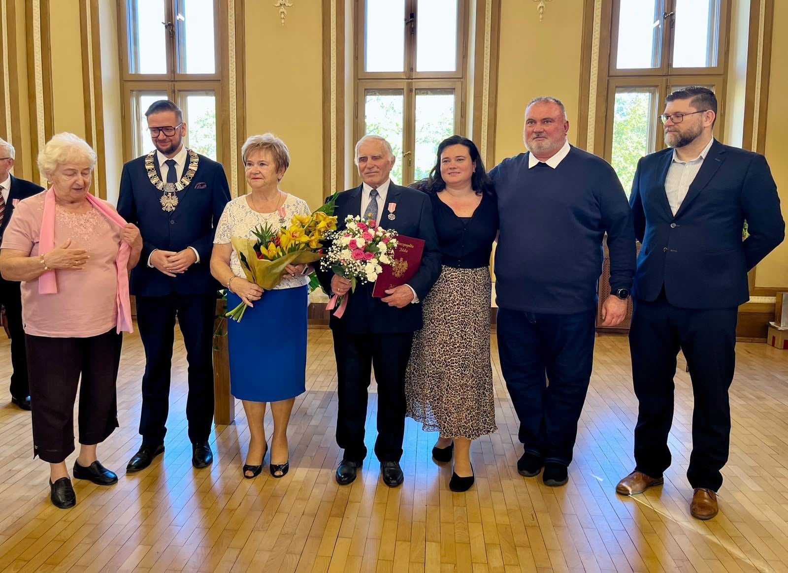 Złote Gody sześciu nowodworskich par Pary jubilatów z medalami i kwiatami podczas uroczystości Złotych Godów w Nowym Dworze Mazowieckim